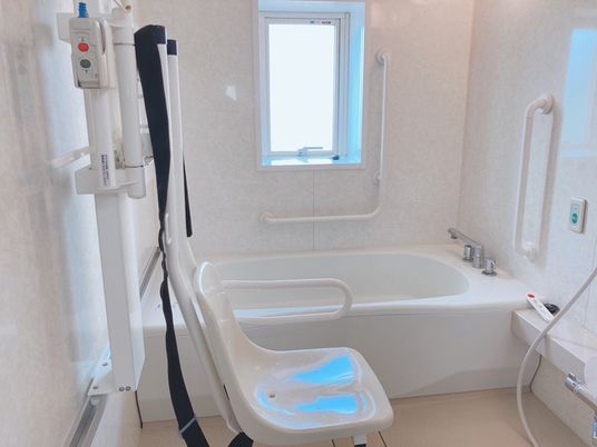 明るい浴室の様子