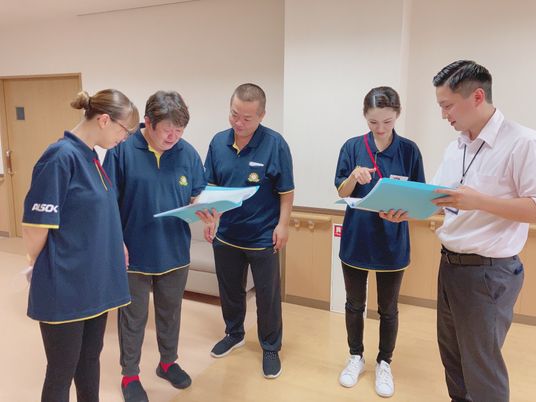 スタッフが会話する廊下