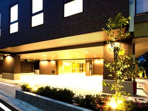 夜のエントランス外観  