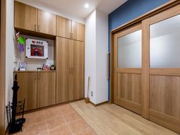 木目調の壁とAED設置