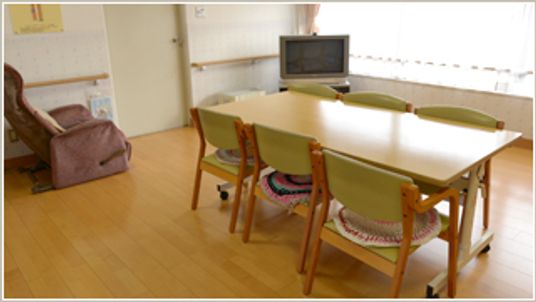 明るいテーブルと椅子付き部屋