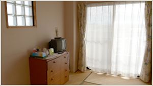 明るい日差しの居室