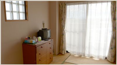 明るい日差しの居室