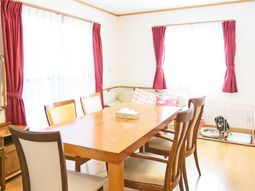 明るいダイニングテーブル