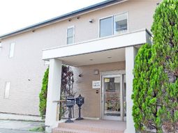 清潔感のあるビルのエントランス