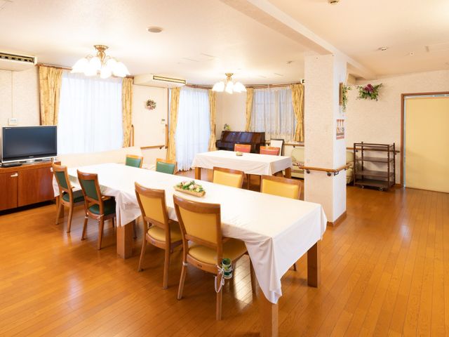 明るいダイニングルーム リビングダイニング 広々としたダイニングルームで、日々の食事が楽しめる空間です。窓から差し込む自然光が心地よく、明るい雰囲気を演出しています。