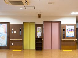 エレベーターの前