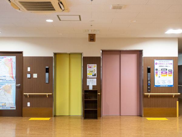 エレベーターの前