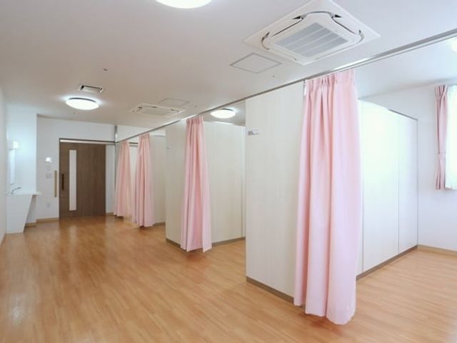 広々とした多目的室 多目的室 広々としたスペースで、自然光が心地よく差し込みます。仕切りを利用し、様々な活動に対応可能です。
