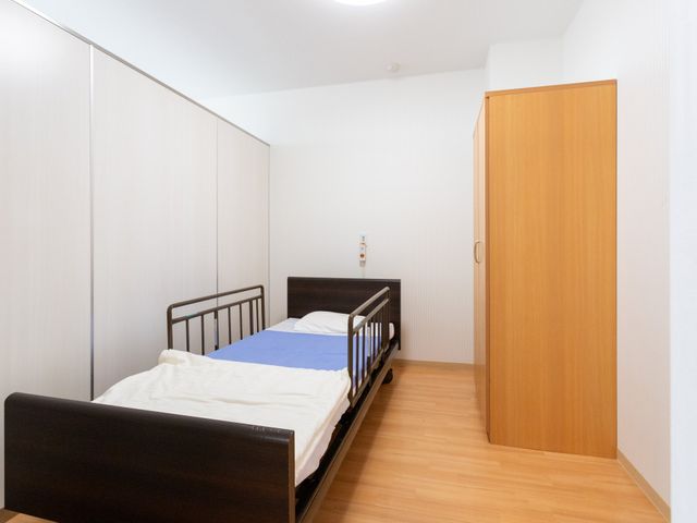 シンプルな居室 居室 落ち着いた雰囲気の中で、介護が必要な方の安心できる空間が広がっています。