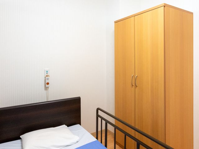 家具が配置された居室 居室 シンプルで機能的な空間が特徴の部屋で、落ち着いた時間をお過ごしいただけます。
