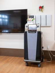 カラオケ機器のある部屋