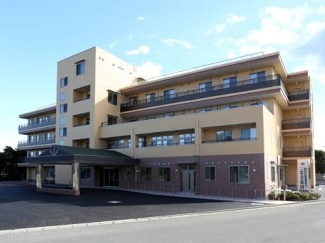 優しい色合いの建物外観 外観 優しい色合いが特徴の建物で、穏やかな雰囲気を提供します。緑豊かな周囲が印象的です。