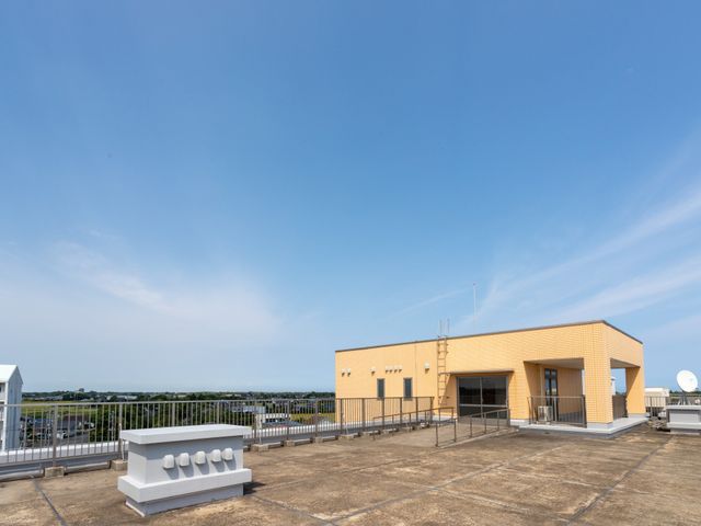 開放感のある屋上 テラス 広々とした屋上スペースです。休憩時間には、青空の下でリフレッシュできます。