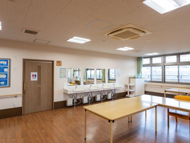 明るい空間の洗面台 洗面台 広々とした明るい空間で、複数人が同時に使える洗面台が設置されています。自然光が心地よいです。