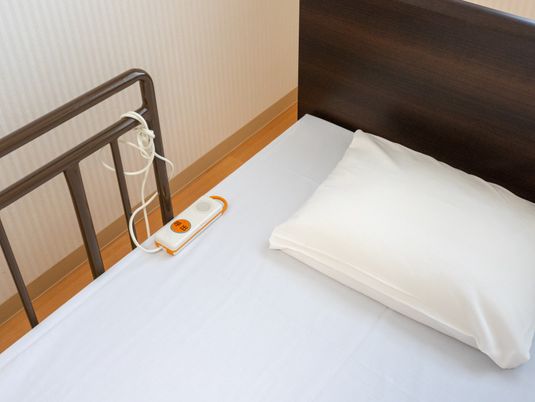 シンプルな寝具のベッド