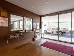 落ち着いた色調のエントランス