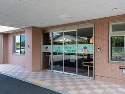 広い玄関と自動ドア