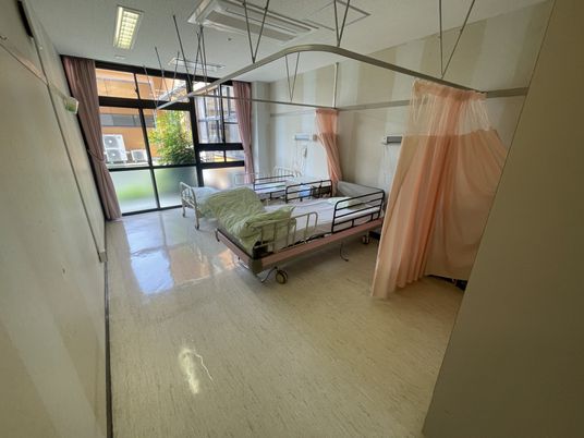 ベッドが並ぶ居室