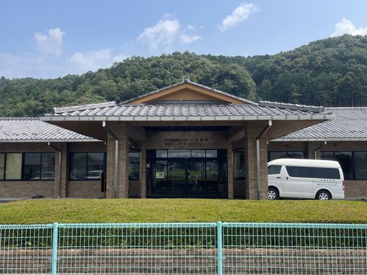 山に囲まれた建物の外観