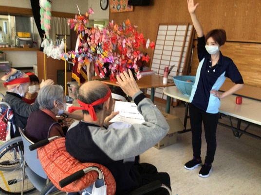 スタッフと交流する人々