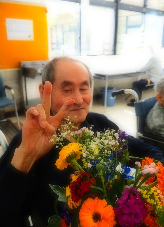 色とりどりの花と人物