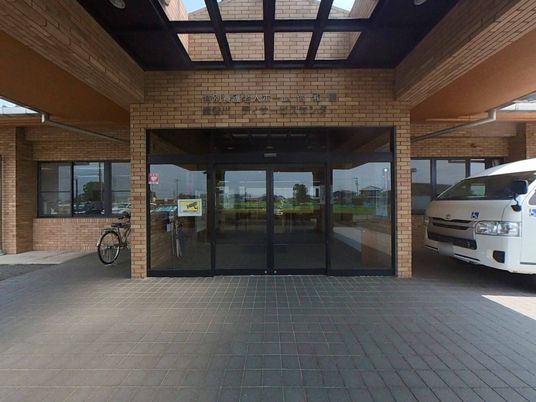 ガラス扉のエントランス