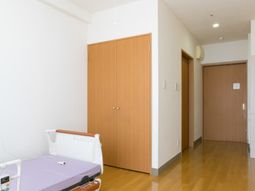シンプルな居室の様子