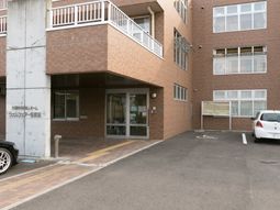 明るい建物のエントランス