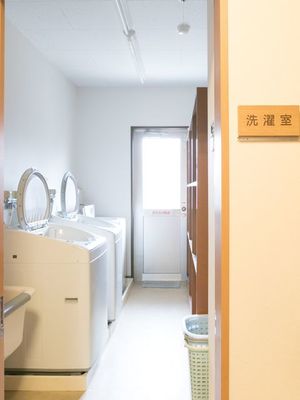 清潔な洗面室と洗濯機