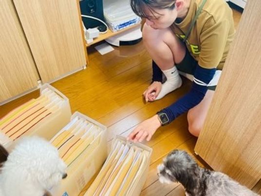 床で犬と遊ぶ様子
