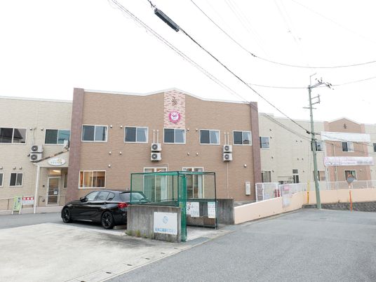 外観の建物と駐車場