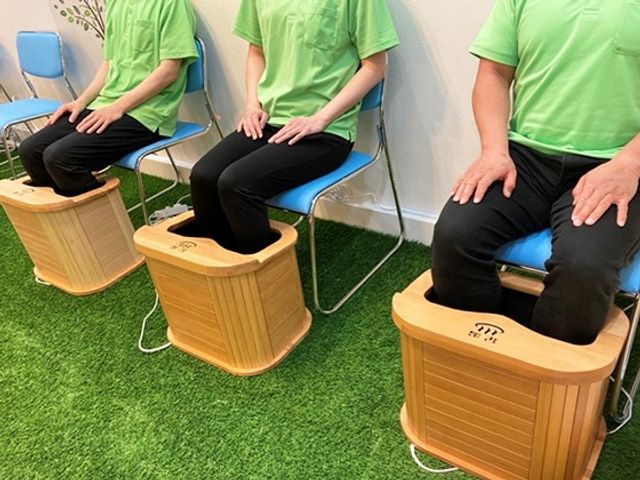 リラクゼーションスペース スタッフイメージ 職場にはリラックスできる足湯スペースがあります。スタッフ同士の交流を深める場として活用されています。