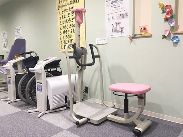 運動機器が並ぶ部屋 機能訓練室 様々な運動機器が揃うスペースで、利用者の心身の健康をサポートします。