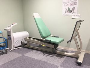運動器具が並ぶ機能訓練室  