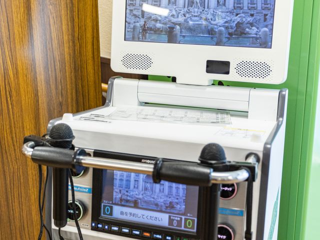 トレーニング機器 機能訓練室 最新の機器を使って、効率的にリハビリを行うことができます。画面で進捗を確認できます。