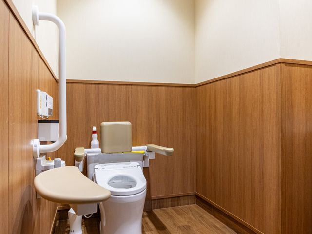 快適な空間のトイレ トイレ   広々としたトイレでは、手すりが備え付けられており、安心して利用できます。