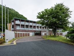 緑に囲まれた建物外観