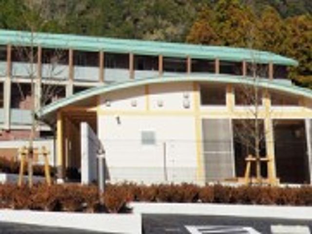 山間の建物外観 外観 周囲の自然と調和した建物です。緑豊かな山々が囲む静かな環境で働くことができます。