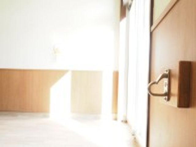 光が差し込む居室 居室 窓から自然光がたっぷりと差し込む明るいお部屋です。扉は広く開けやすい設計になっています。