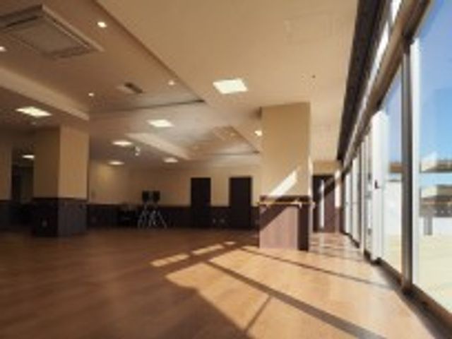 日差しが入る広々とした空間 ラウンジ 心地よく広がる空間で、自然光がたっぷり入ります。リラックスしながら過ごせる魅力的な場所です。