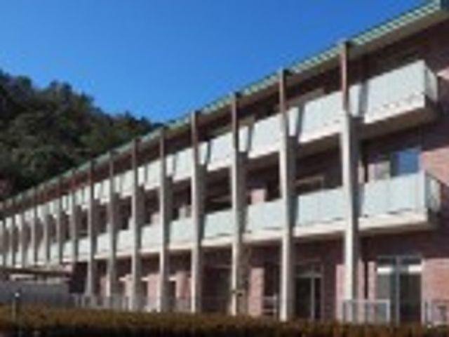 開放的な建物外観 外観 豊かな自然に囲まれた開放感のある設計となっています。青空の下で日常を過ごせます。
