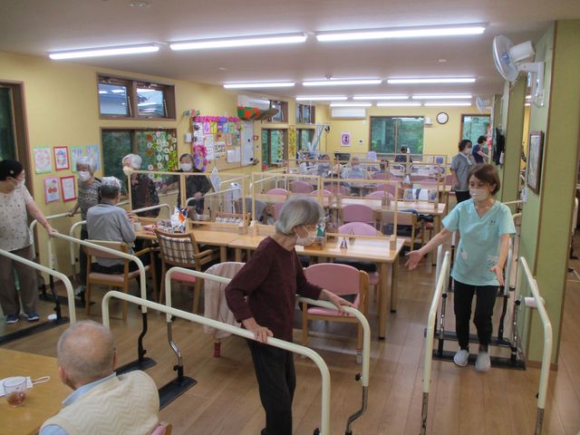 多目的室での活動風景 温かみのある空間で、利用者同士がコミュニケーションを取りながら活動されています。専門スタッフがしっかり支えて、安心してお過ごしいただけます。