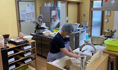 調理中のスタッフ二人