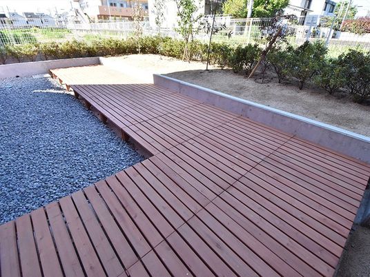 木製デッキの庭  
