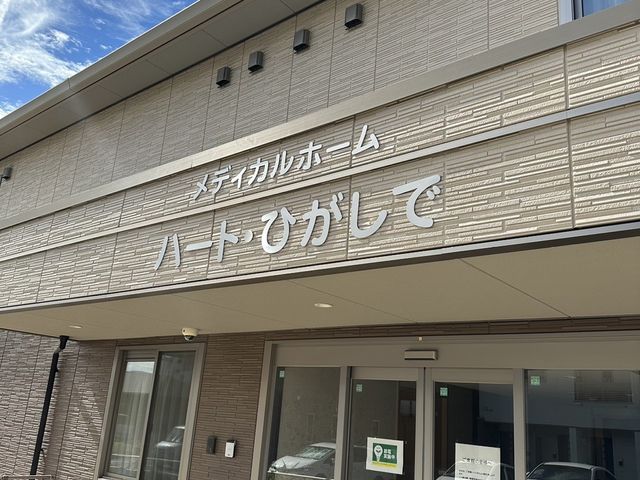 明るいエントランス求人 エントランス 光が差し込むエントランスで、あたたかいおもてなしの仕事ができます。