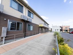 茶色の建物の外観