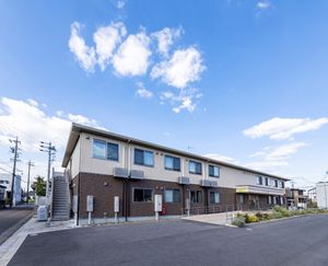 青空背景の建物外観
