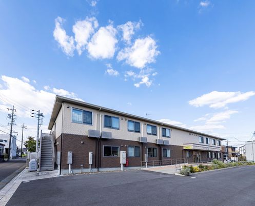 青空背景の建物外観