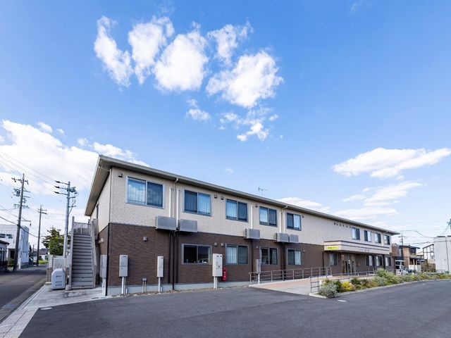 青空背景の建物外観 外観 心地よい風が通る明るい場所に立地しており、静かで落ち着いた雰囲気が感じられます。あなたの新たな職場として、是非検討してみてはいかがでしょうか。